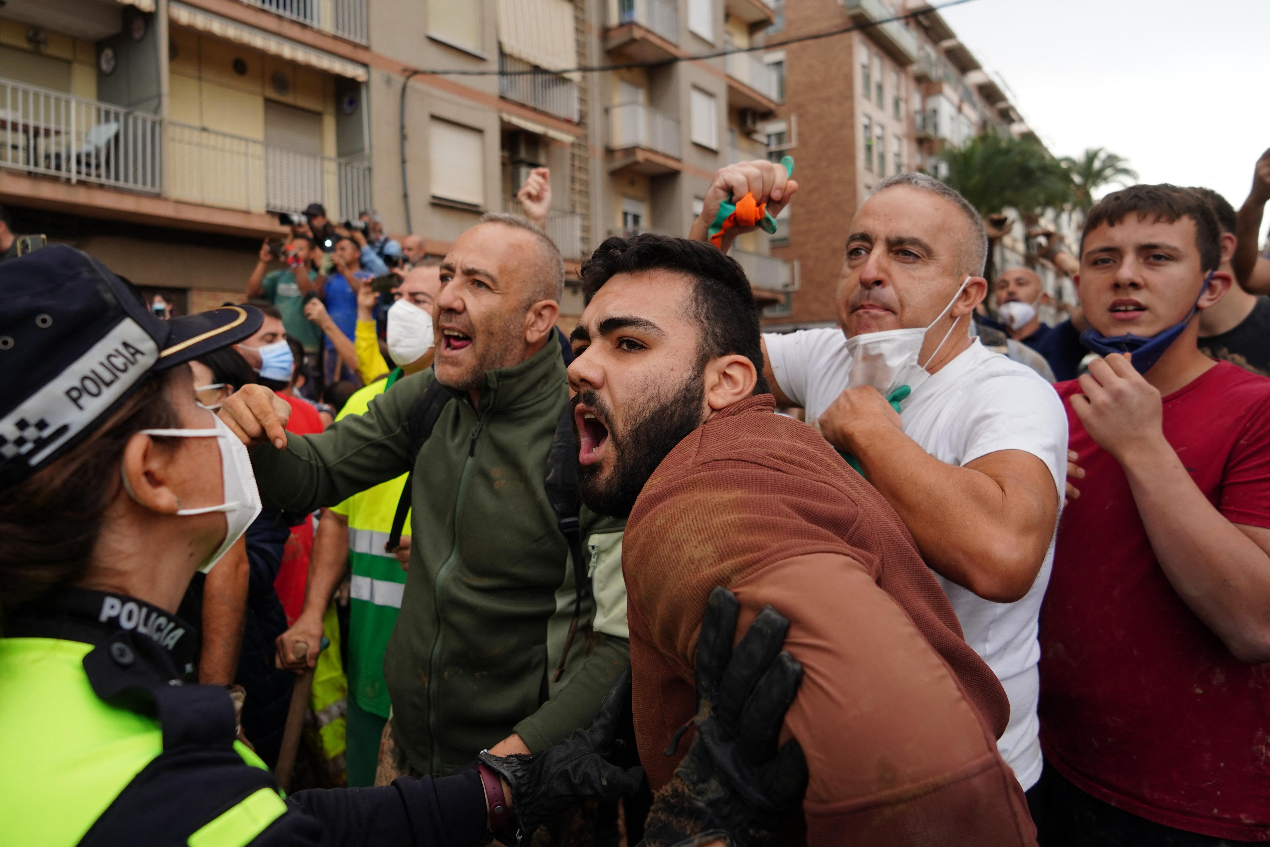 Sanchez, visita dopo alluvione Valencia: insulti e oggetti, premier va via - Video