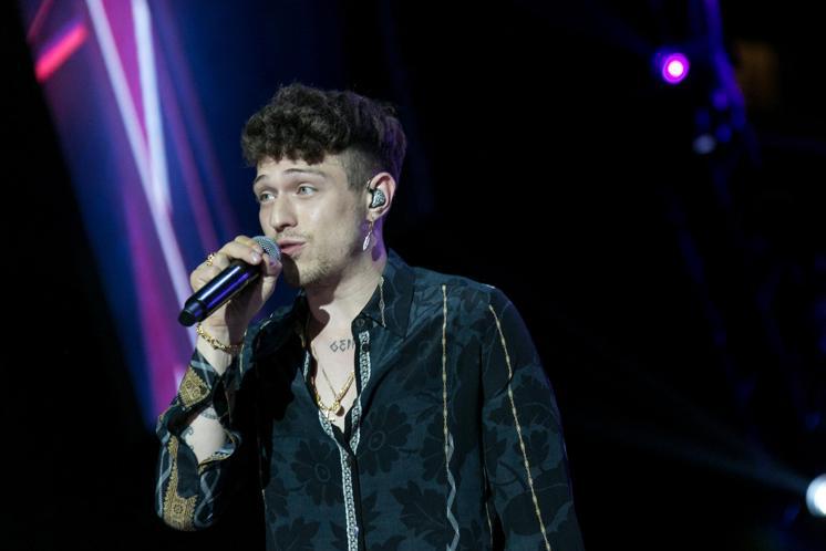 Sanremo 2021, Irama verso ritiro? La proposta di Amadeus