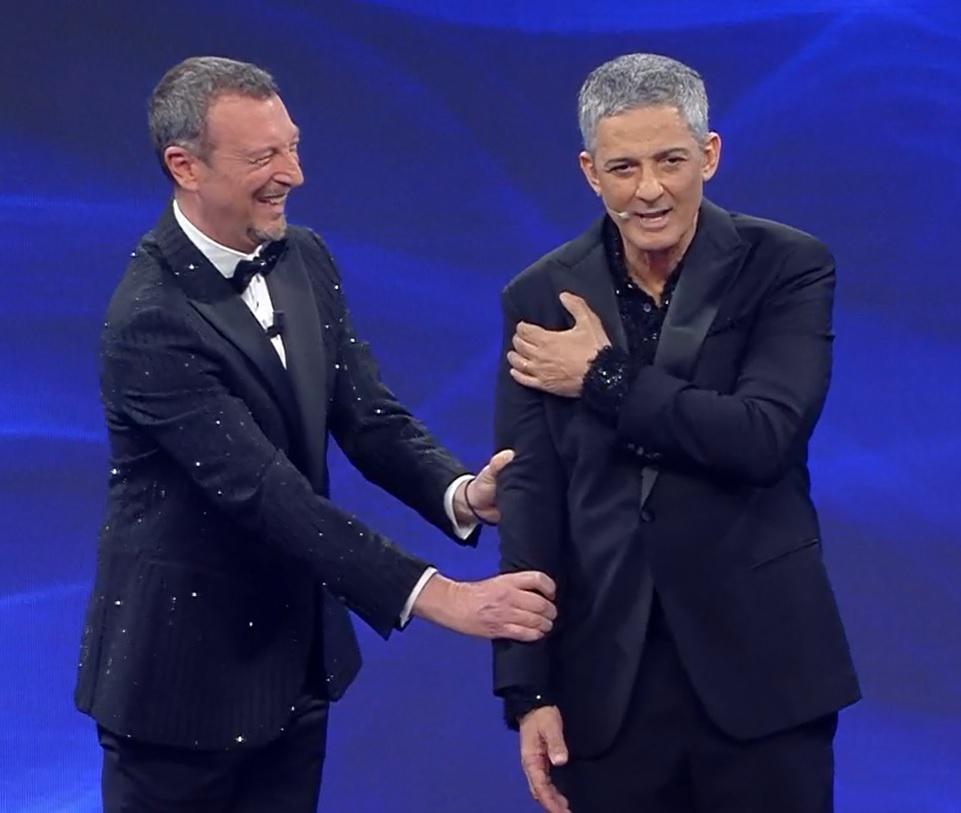 Sanremo 2022, Fiorello 'booster' e la gag su vaccino