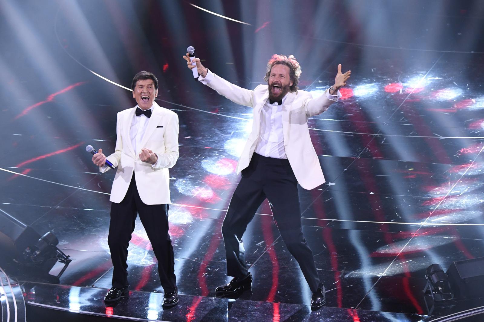 Sanremo 2022, Morandi con Jovanotti vince serata cover