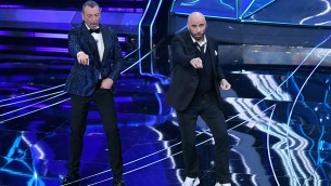 Sanremo 2024, Rai e scarpe di John Travolta: multa per pubblicità occulta
