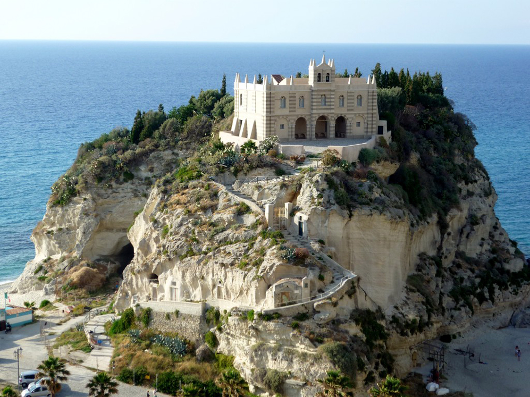 Il Santuario di Santa Maria dell'Isola a Tropea