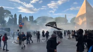 Scontri al corteo pro Palestina a Roma, manifestanti lanciano sassi e bombe carta: una ragazza e 30 agenti feriti