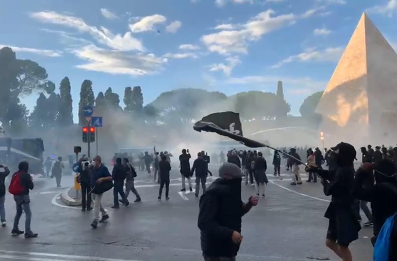 Scontri al corteo pro Palestina a Roma, manifestanti lanciano sassi e bombe carta: una ragazza e 30 agenti feriti