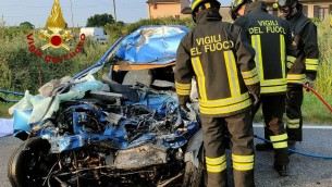 Scontro frontale con camion nettezza urbana a Verona, due morti
