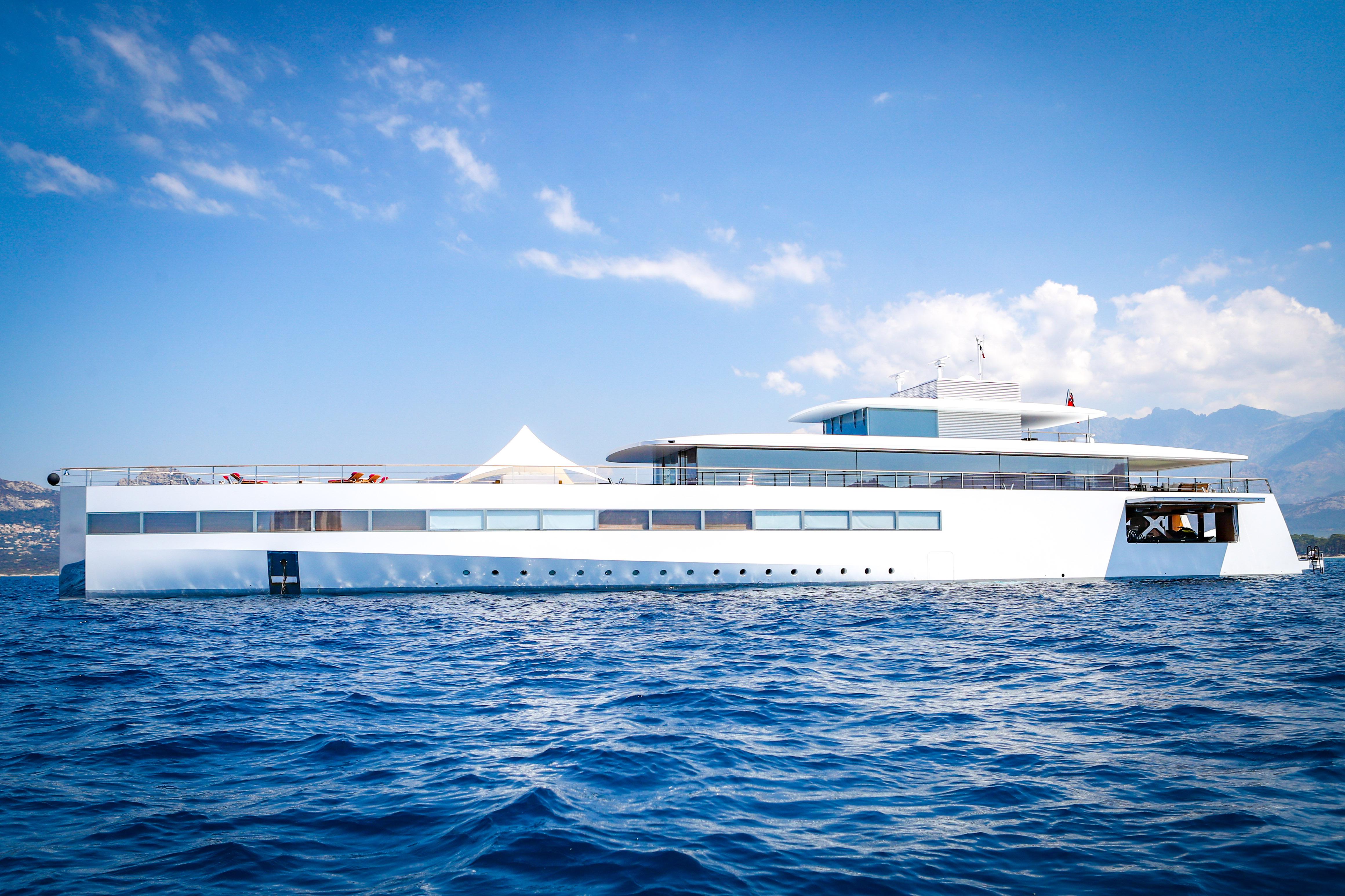 Scontro tra super yacht nel mare di Napoli: uno è il 'Venus' appartenuto a Steve Jobs - Video