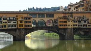 Scrivono i loro nomi su Ponte Vecchio, maxi multa per due turisti a Firenze