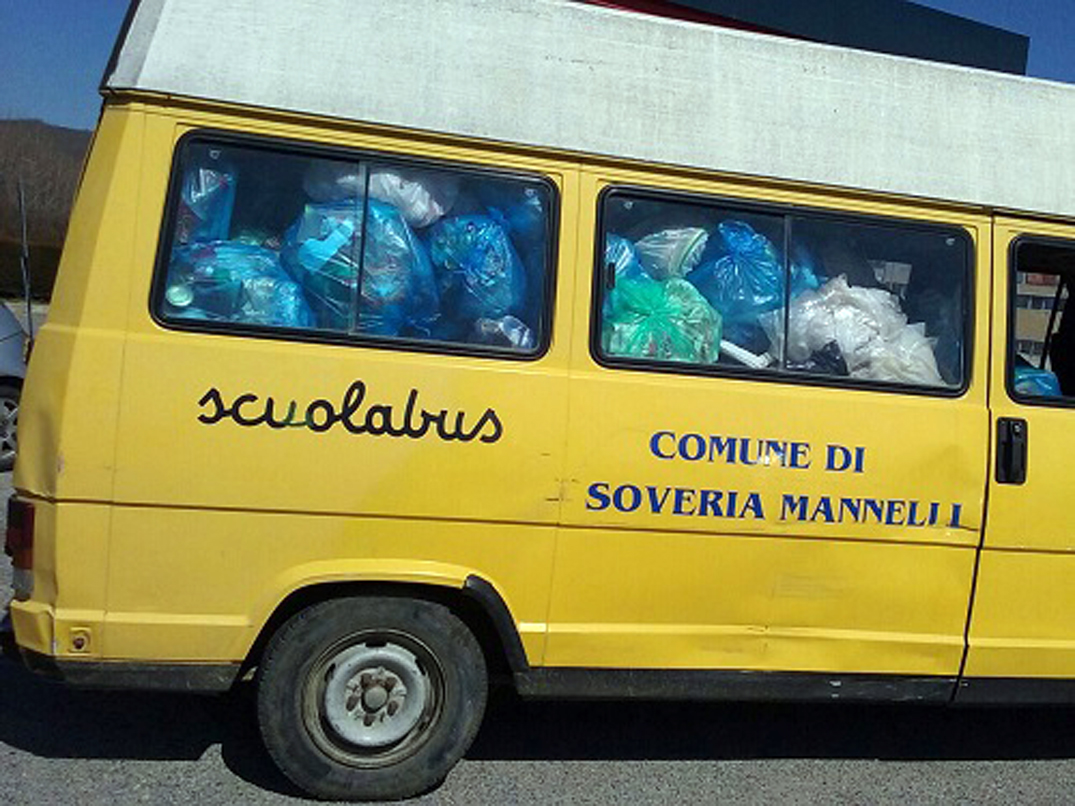 scuola-bus-rifiuti