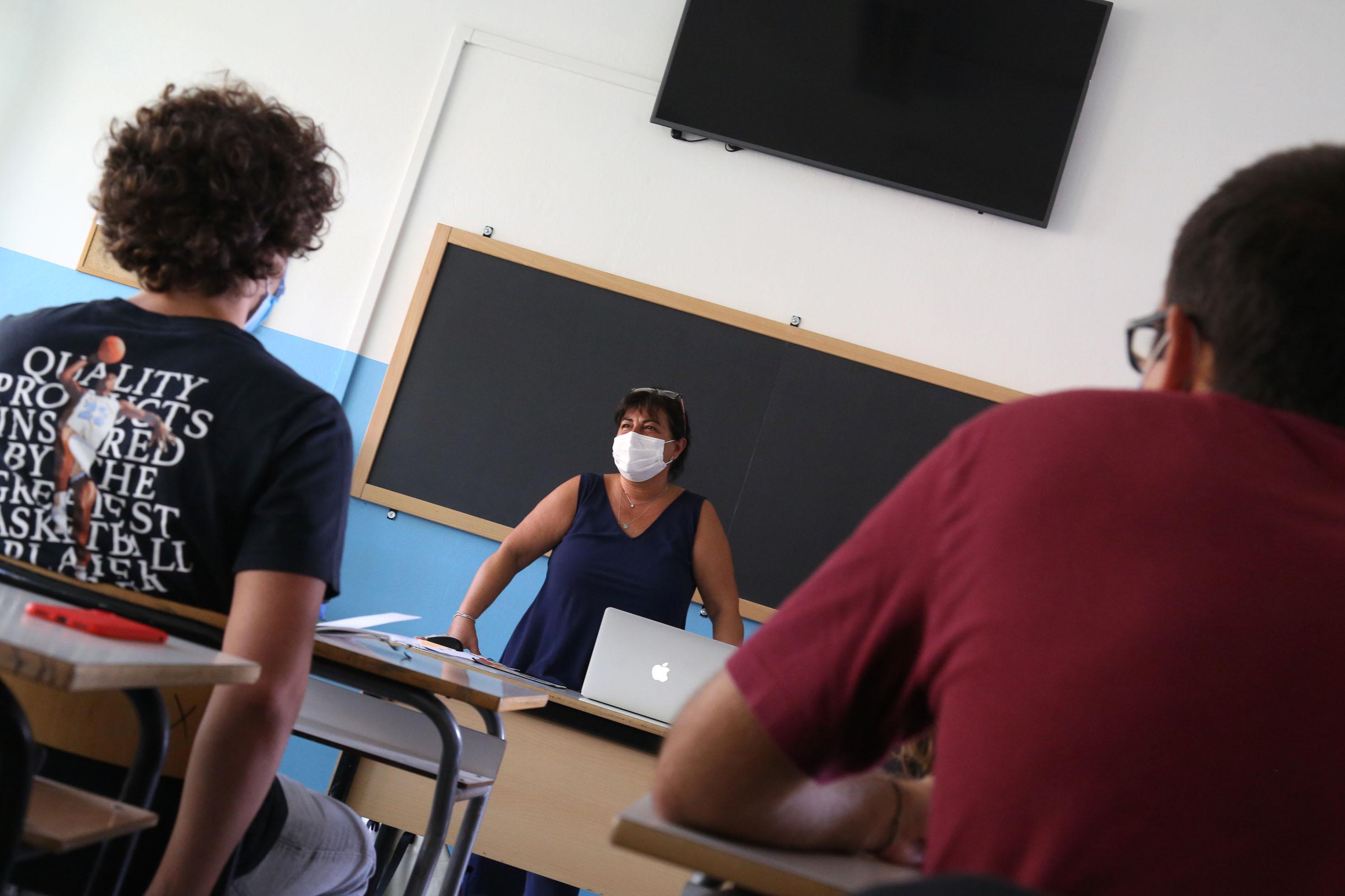 Scuola, fonti governo: "Uno studente su due in aula"