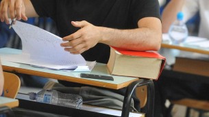 Scuola, nuovo contratto: aumento stipendio 124 euro per i prof