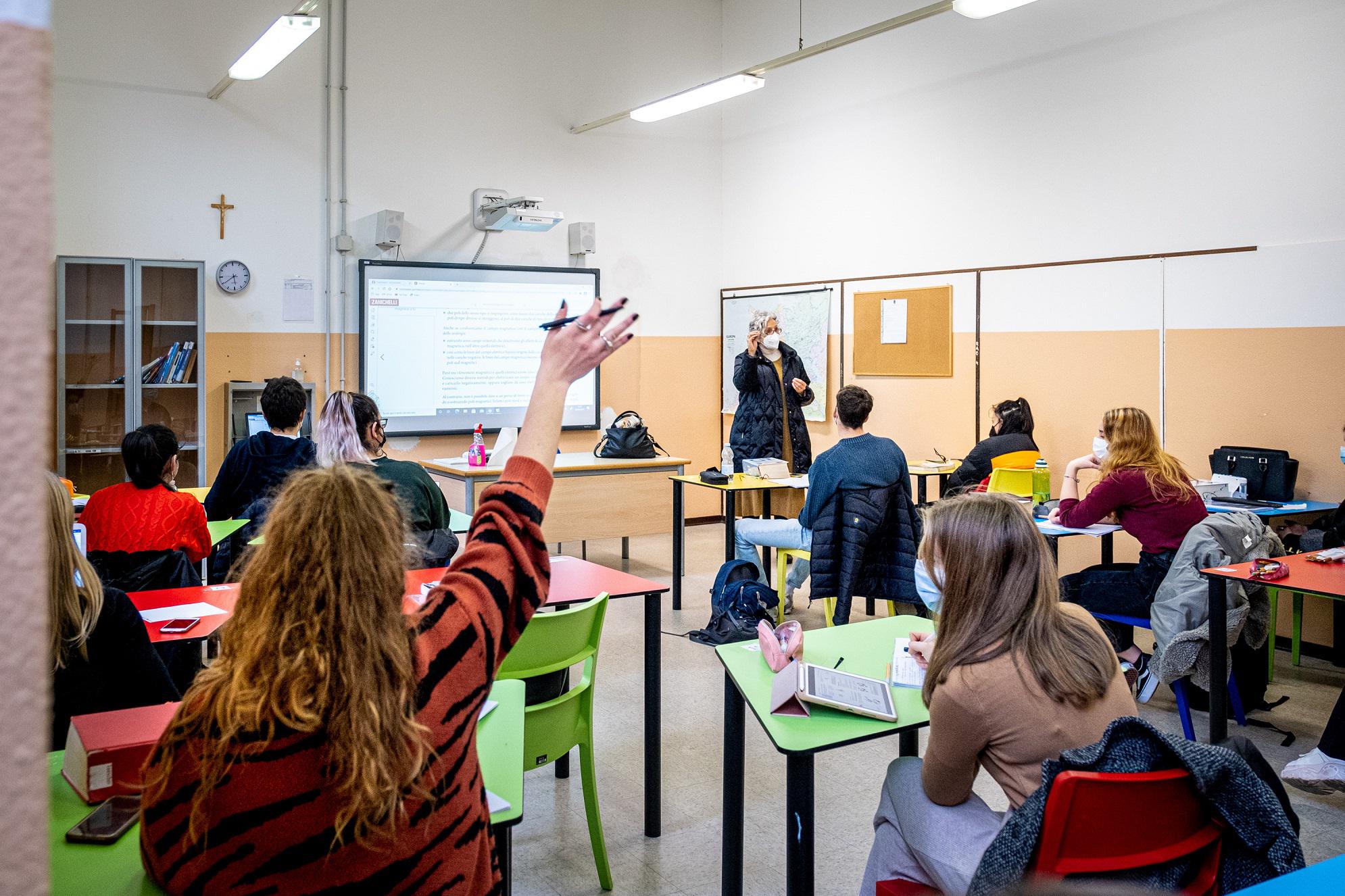 Scuola, "over 12 in aula con Green pass e non vaccinati in Dad": la proposta