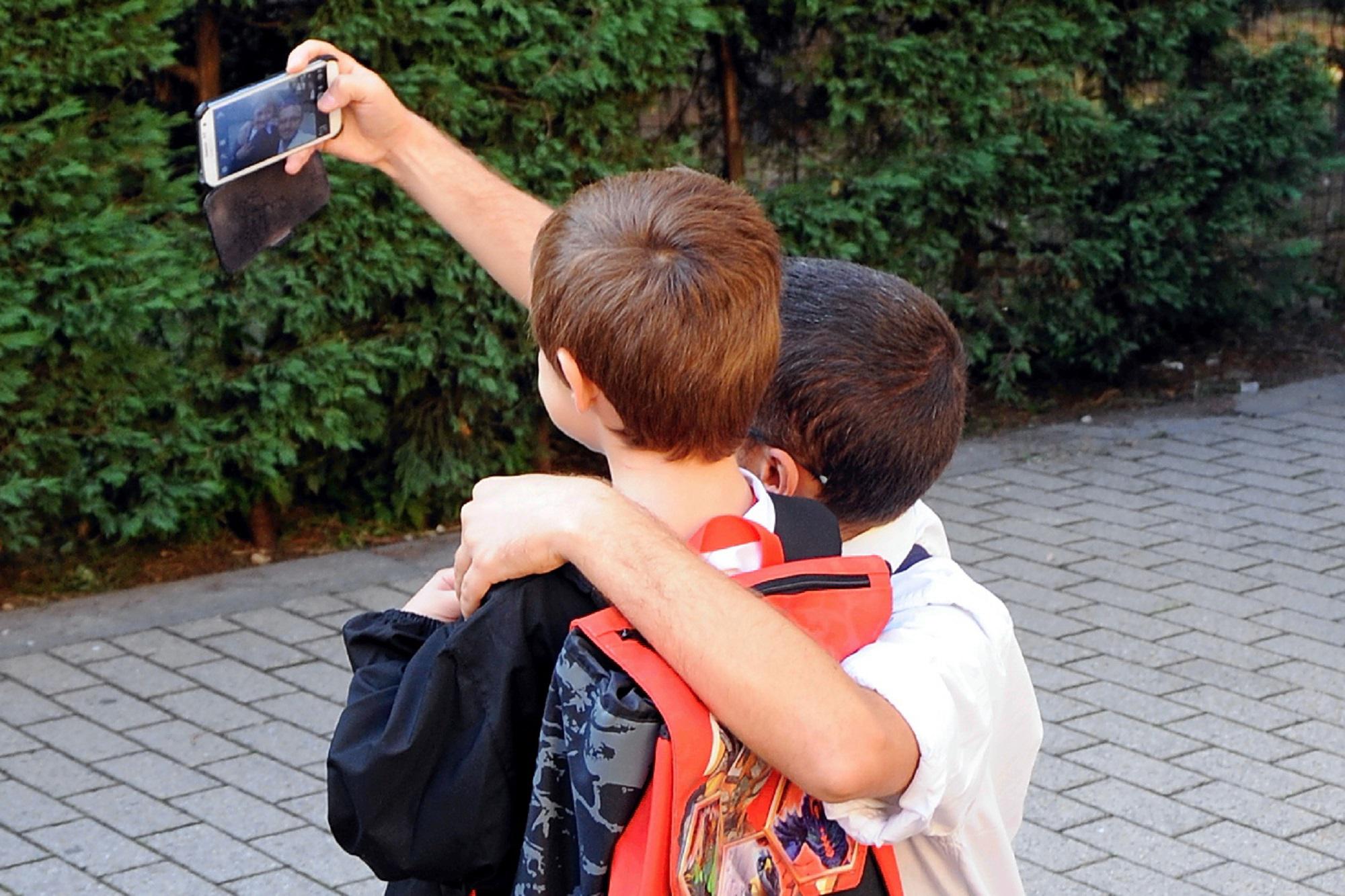 Scuola, Valditara: "Da prossimo anno stop totale ai cellulari, torna il diario per i compiti"