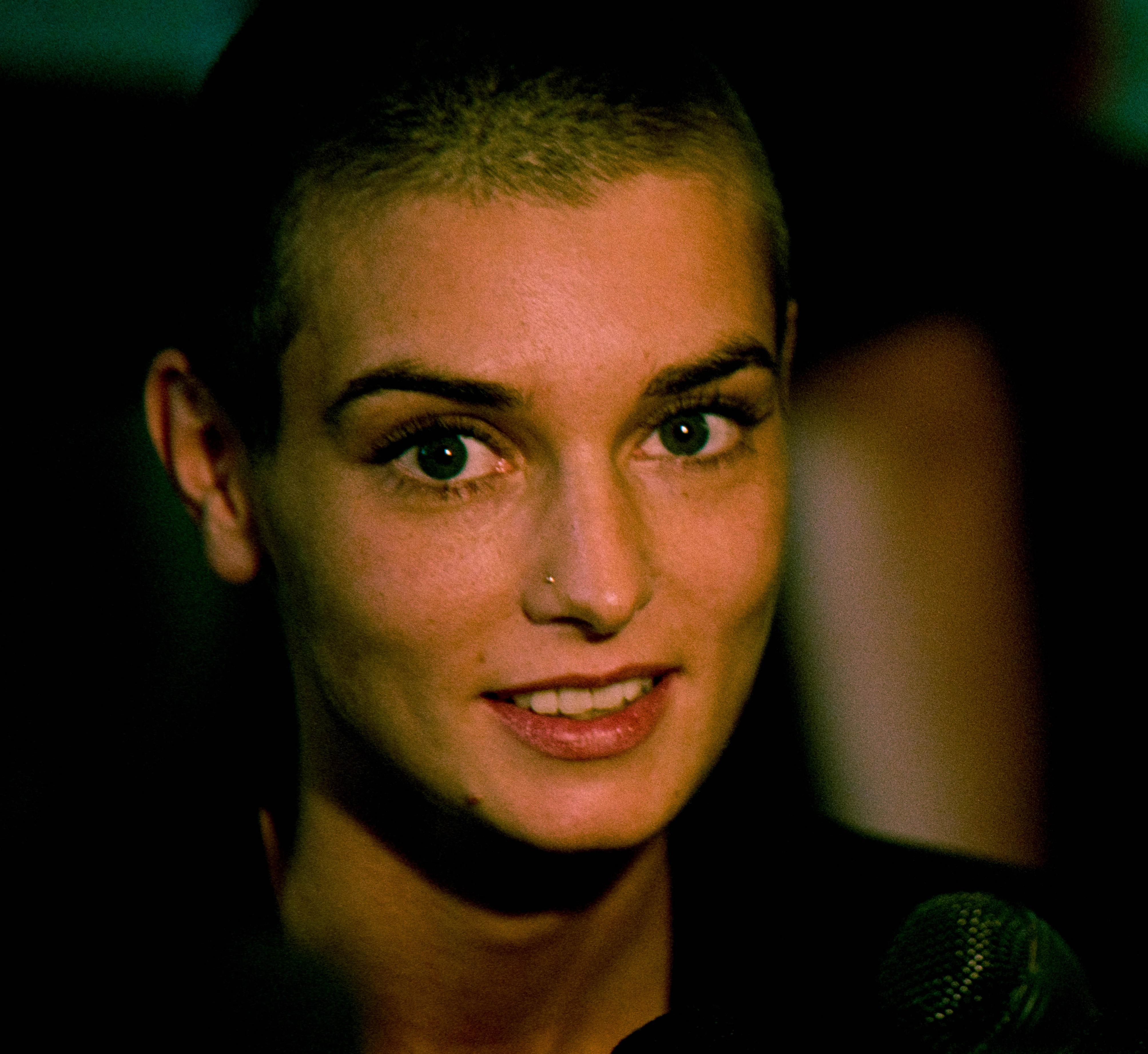 Sinéad O'Connor è morta per una malattia polmonare e per asma: escluso suicidio e overdose