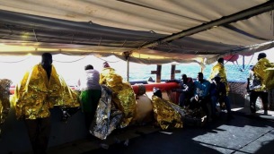 Migranti: Sea Watch, soccorse 47 persone su un gommone