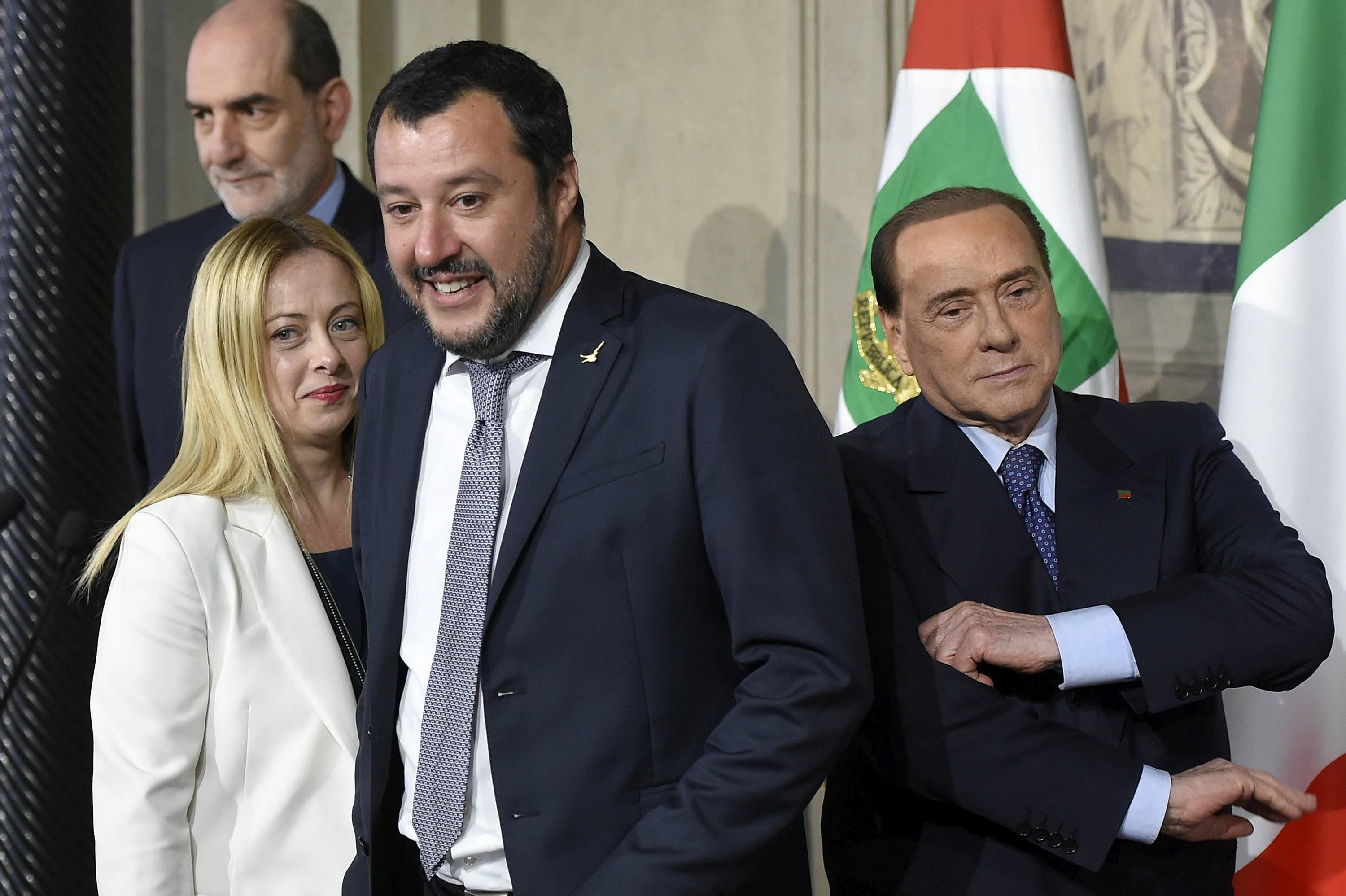 Sondaggio politico, elezioni 2022: centrodestra avanti di 16 punti