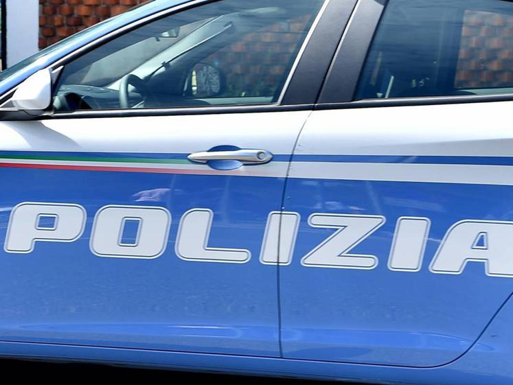 Spara a uomo armato di coltello, indagato poliziotto: è un atto dovuto