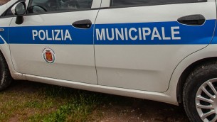 Spari a salve durante dimostrazione Vigili urbani a scuola, scoppia polemica a Palermo