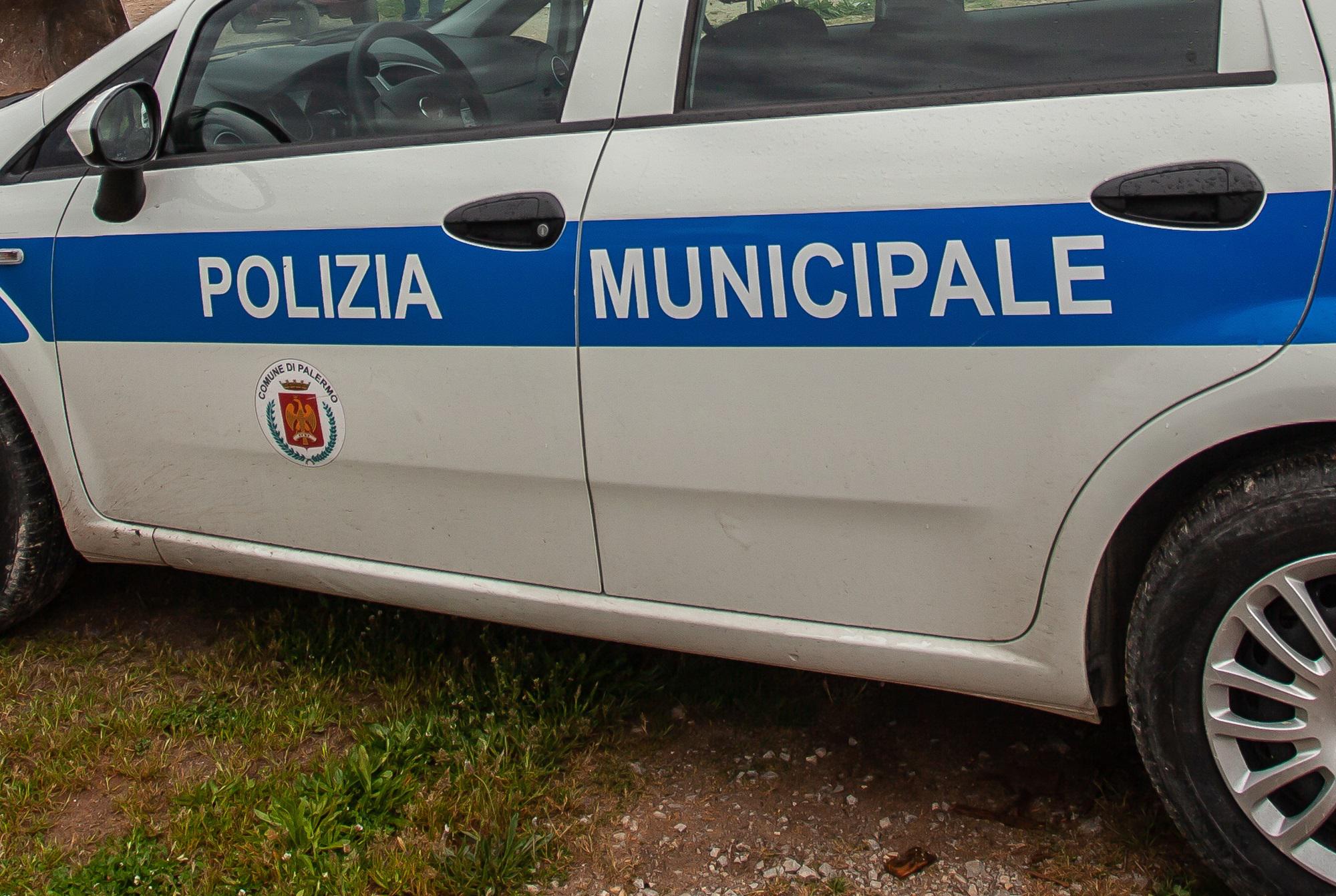 Spari a salve durante dimostrazione Vigili urbani a scuola, scoppia polemica a Palermo