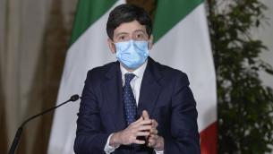 Speranza: "Vaccini efficaci e sicuri, in ultimi 2 giorni 400mila dosi"