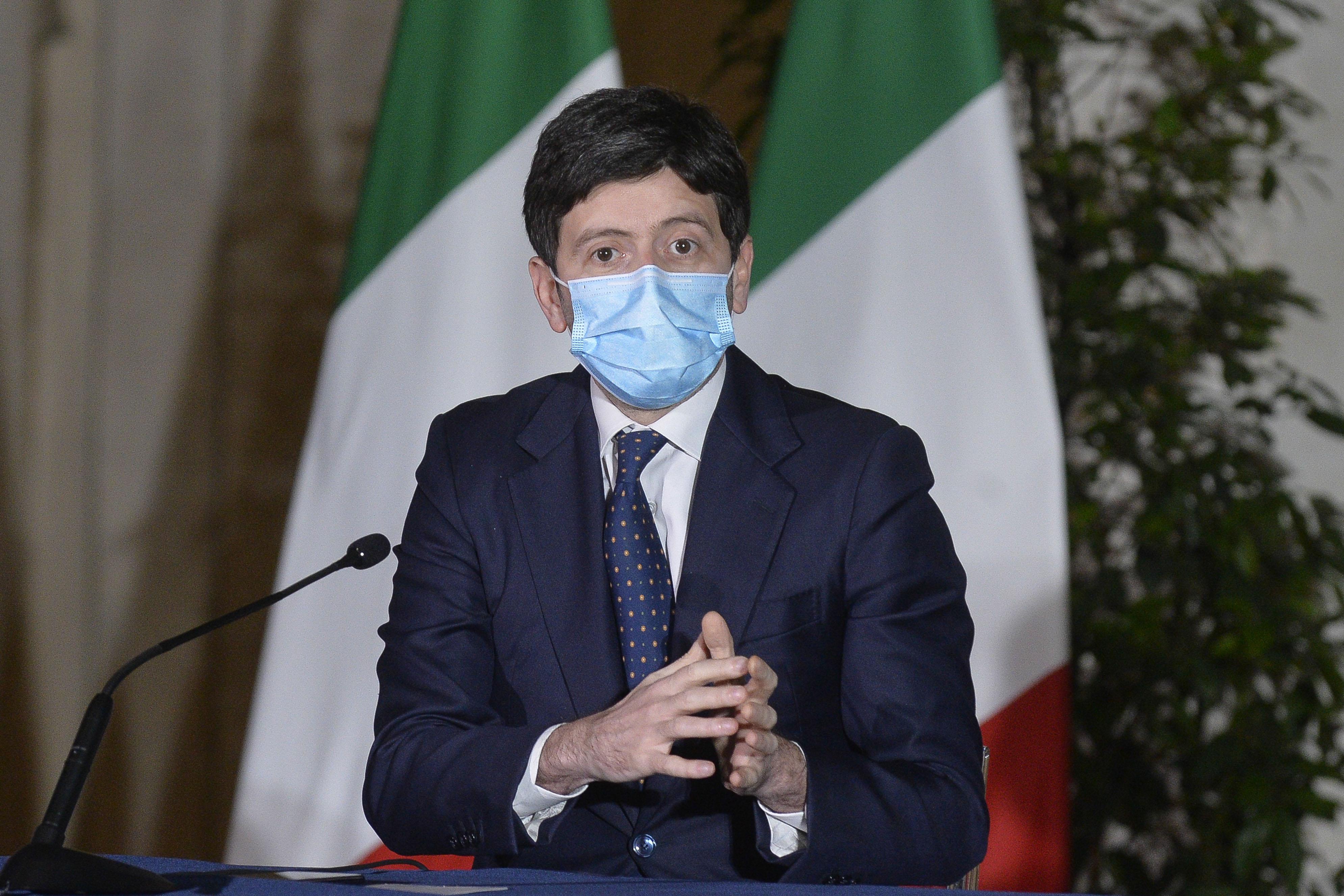 Speranza: "Vaccini efficaci e sicuri, in ultimi 2 giorni 400mila dosi"