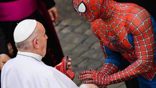 Spiderman dal Papa, una maschera da Uomo Ragno per Bergoglio