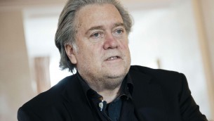 Steve Bannon va in prigione, l'ex guru di Trump si è consegnato in Connecticut: sconterà 4 mesi