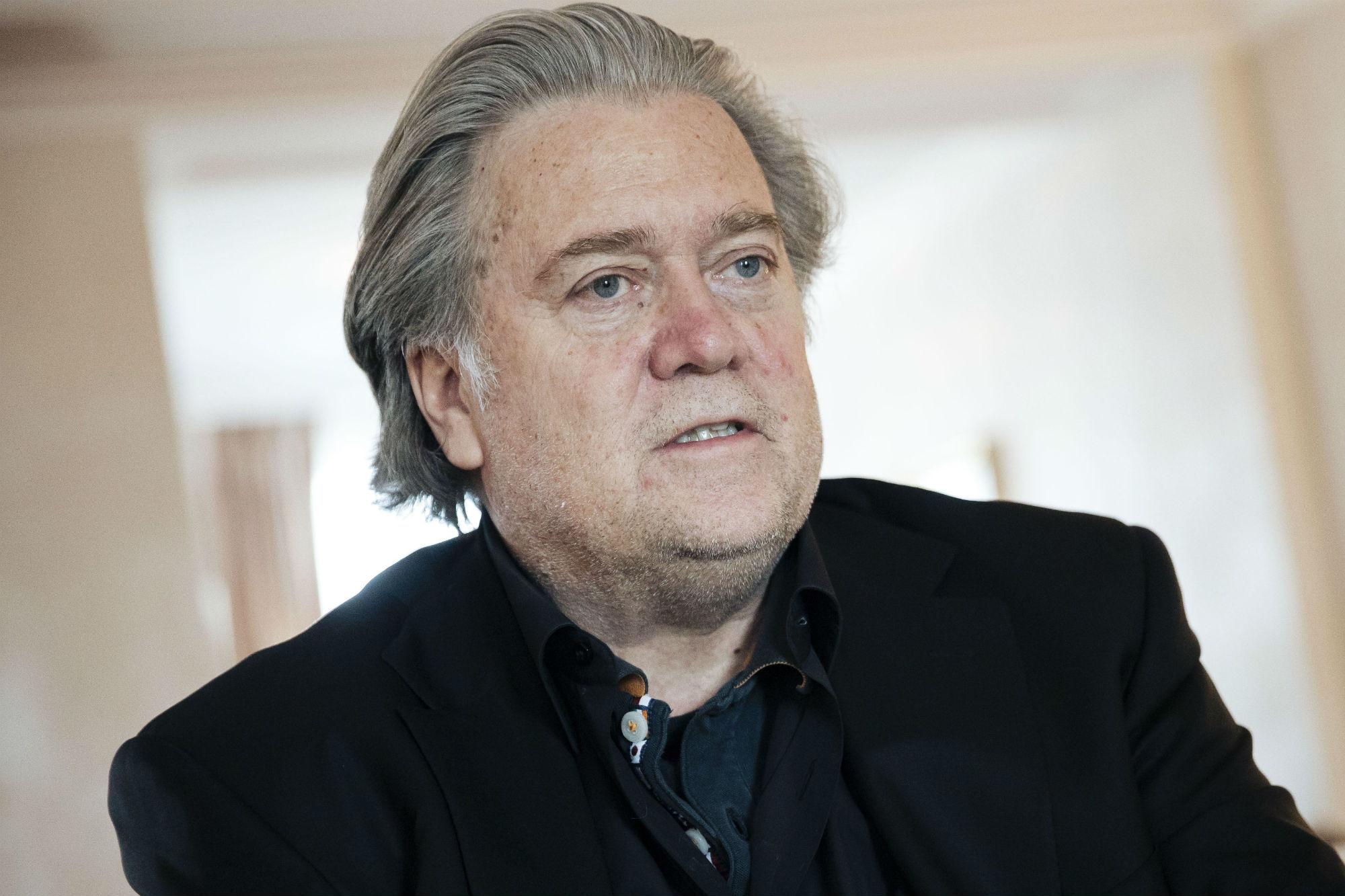 Steve Bannon va in prigione, l'ex guru di Trump si è consegnato in Connecticut: sconterà 4 mesi