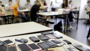 Stop a cellulari in classe, la circolare di Valditara