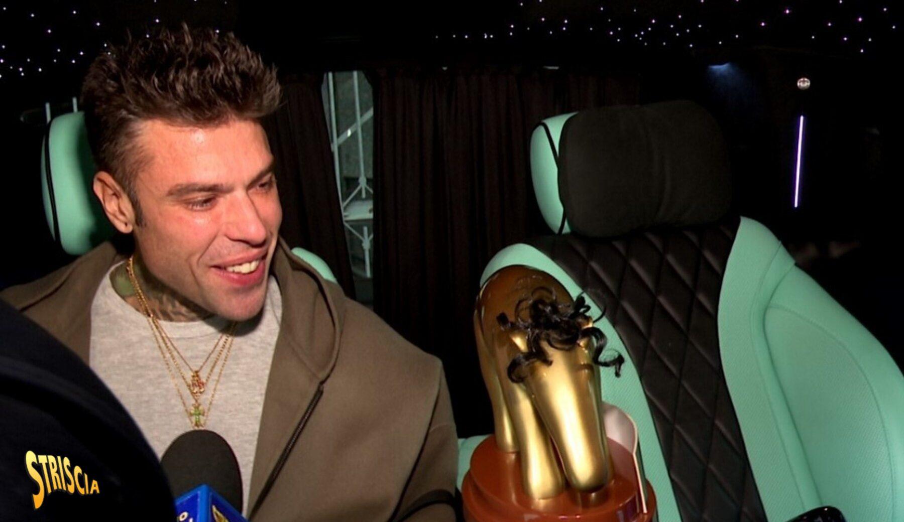 Striscia la Notizia, Tapiro d'oro 'riccioluto' a Fedez dopo il dissing con Tony Effe