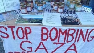 Striscione per Gaza, annullata la multa all'apicoltore di Desio