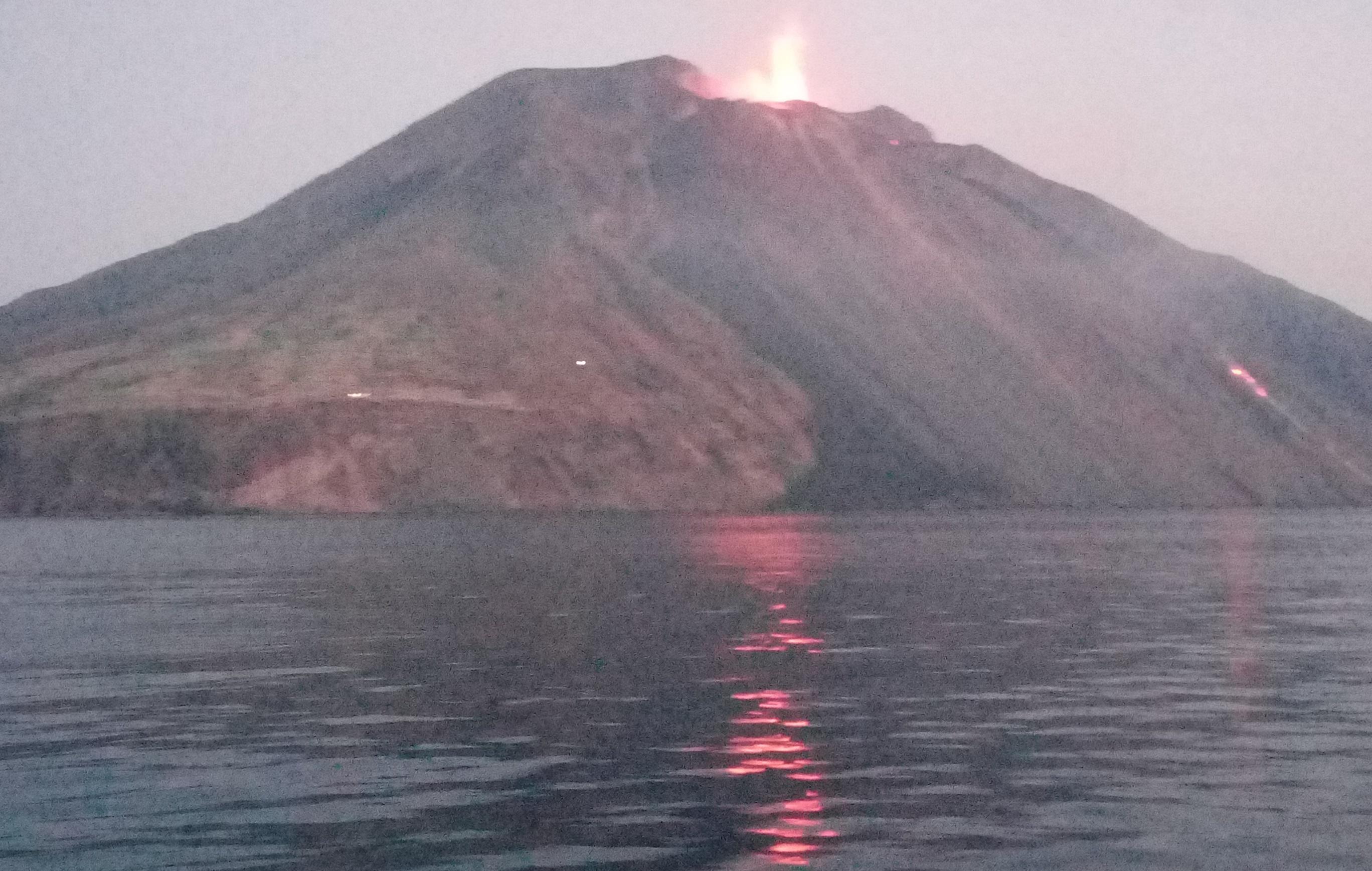 Stromboli, eruzione oggi all'alba: allerta arancione