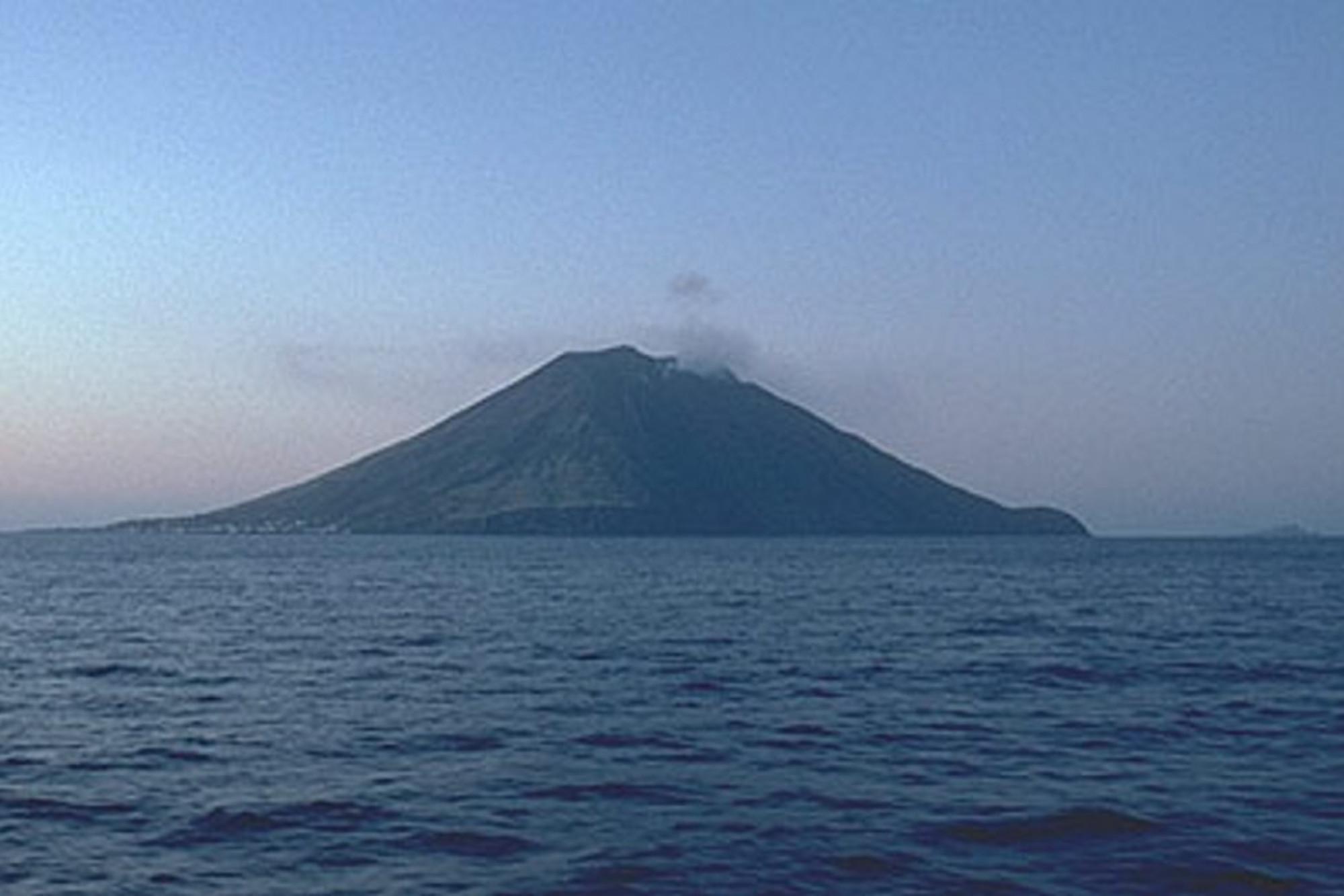 Stromboli, piccole esplosioni e lapilli su Sciara del Fuoco