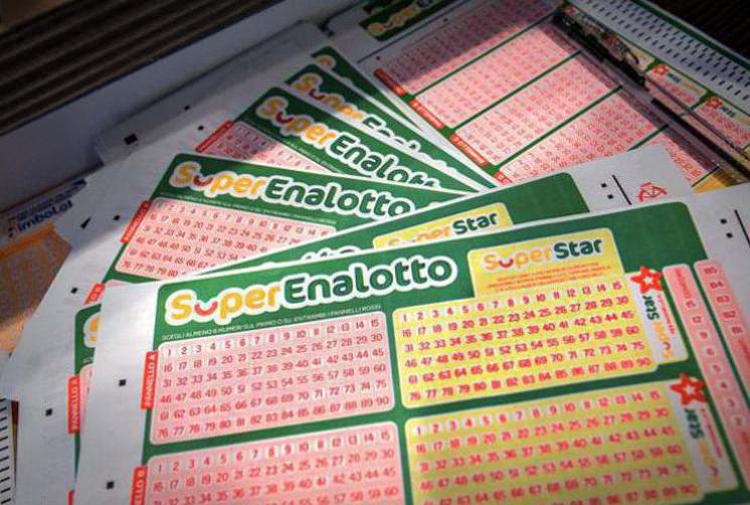 Superenalotto, nessun '6' né '5+1': jackpot sale a 287,7 milioni