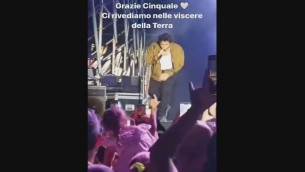 Tananai, incidente al concerto: cantante cade dal palco - Video