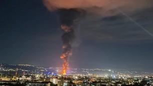 Teramo, incendio in fabbrica chimica: nube di fumo