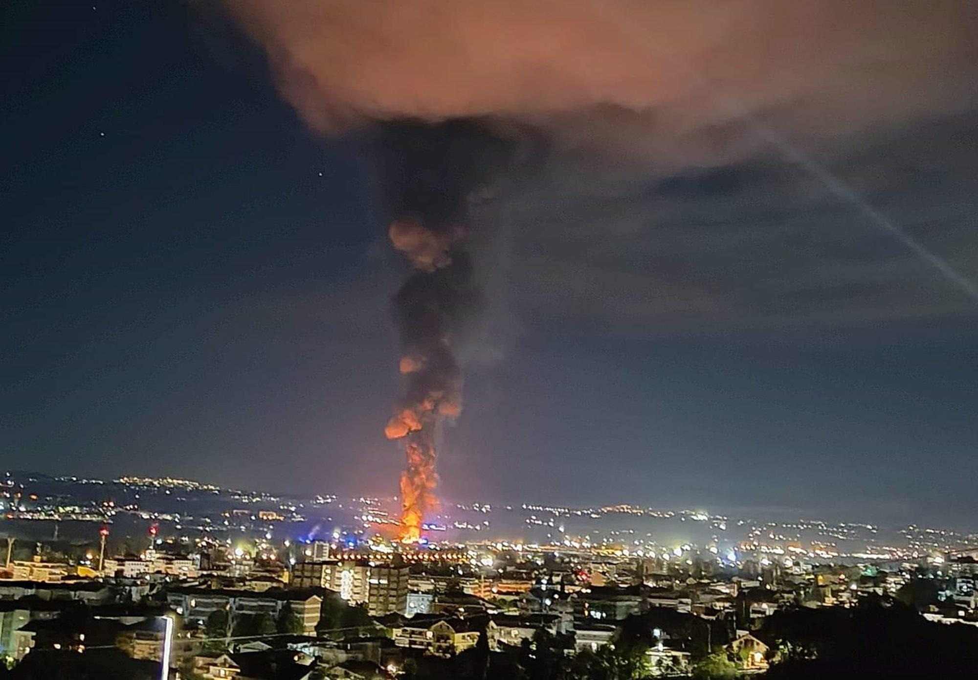 Teramo, incendio in fabbrica chimica: nube di fumo