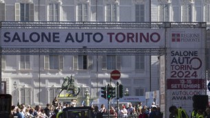 Torino, auto da rally sulla folla in piazza San Carlo: 3 feriti