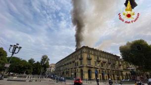 Torino, incendio in centro: colonna di fumo sulla città