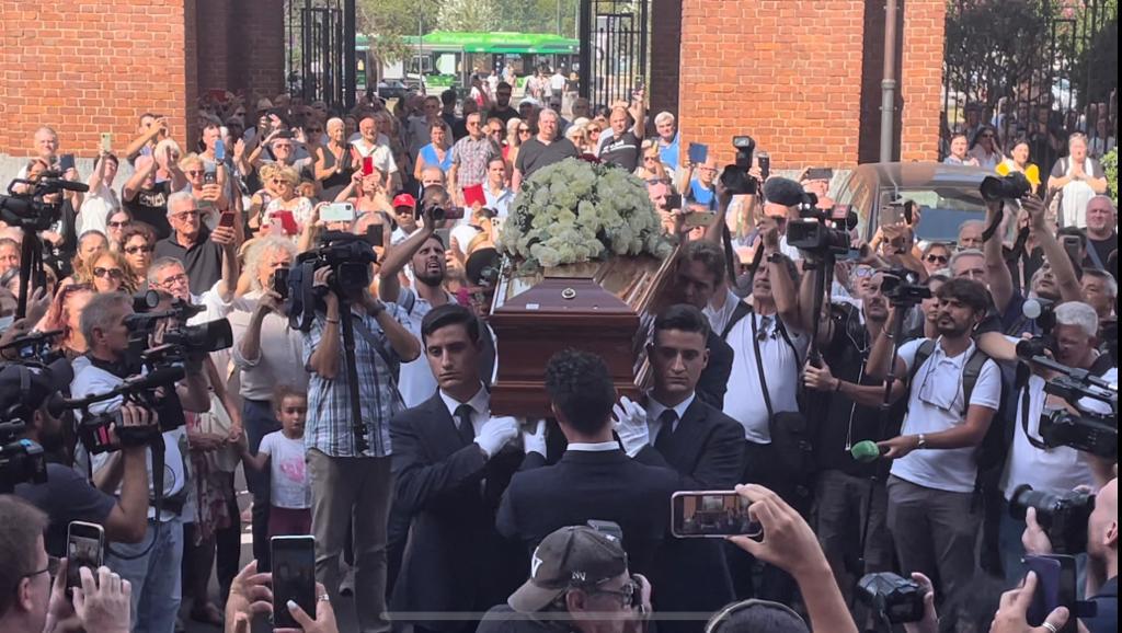 Toto Cutugno, a Milano i funerali: applausi all'arrivo del feretro