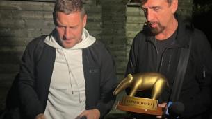 Totti, arriva il Tapiro d'oro: "Non lo dica a Ilary, altrimenti le fa sparire anche questo…"