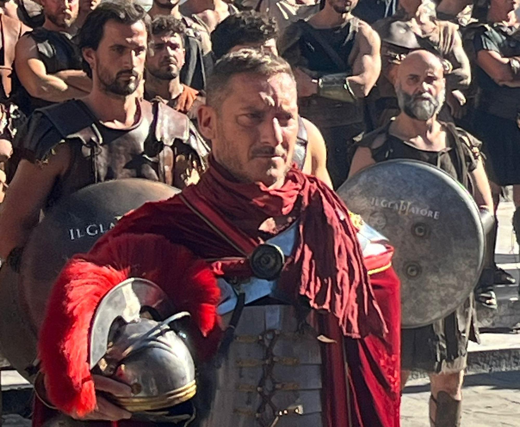 Totti gladiatore a sorpresa al Lucca Comics - Video