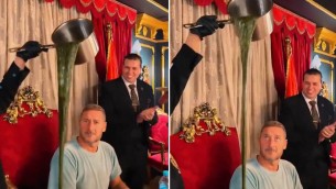 Totti star in Egitto, show a cena ma la zuppa è da brividi - Video