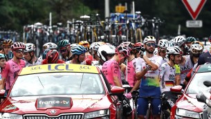 Tour de France 2023, gara ripresa dopo maxi caduta: ritiri e ambulanze