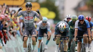 Tour de France, Philipsen vince tappa 13: Pogacar sempre in giallo