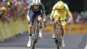 Tour de France, Vingegaard vince 11esima tappa in volata su Pogacar