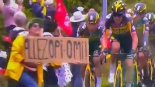 Tour, una tifosa fa cadere tutto il gruppo - Video