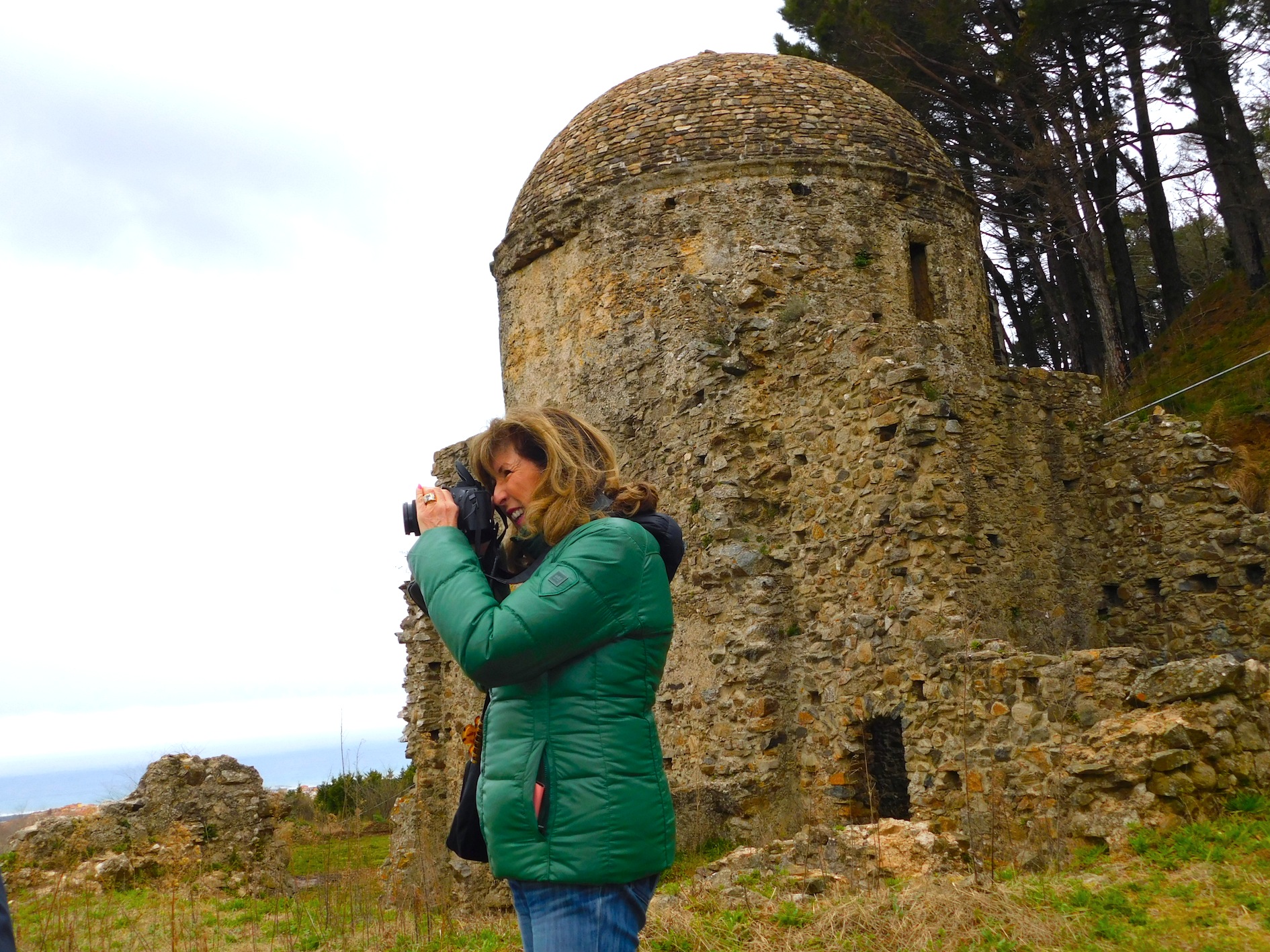 Acconia di Curinga- l'archeoastronoma De Franceschini nei pressi dei ruderi del monastero di Sant'Elia