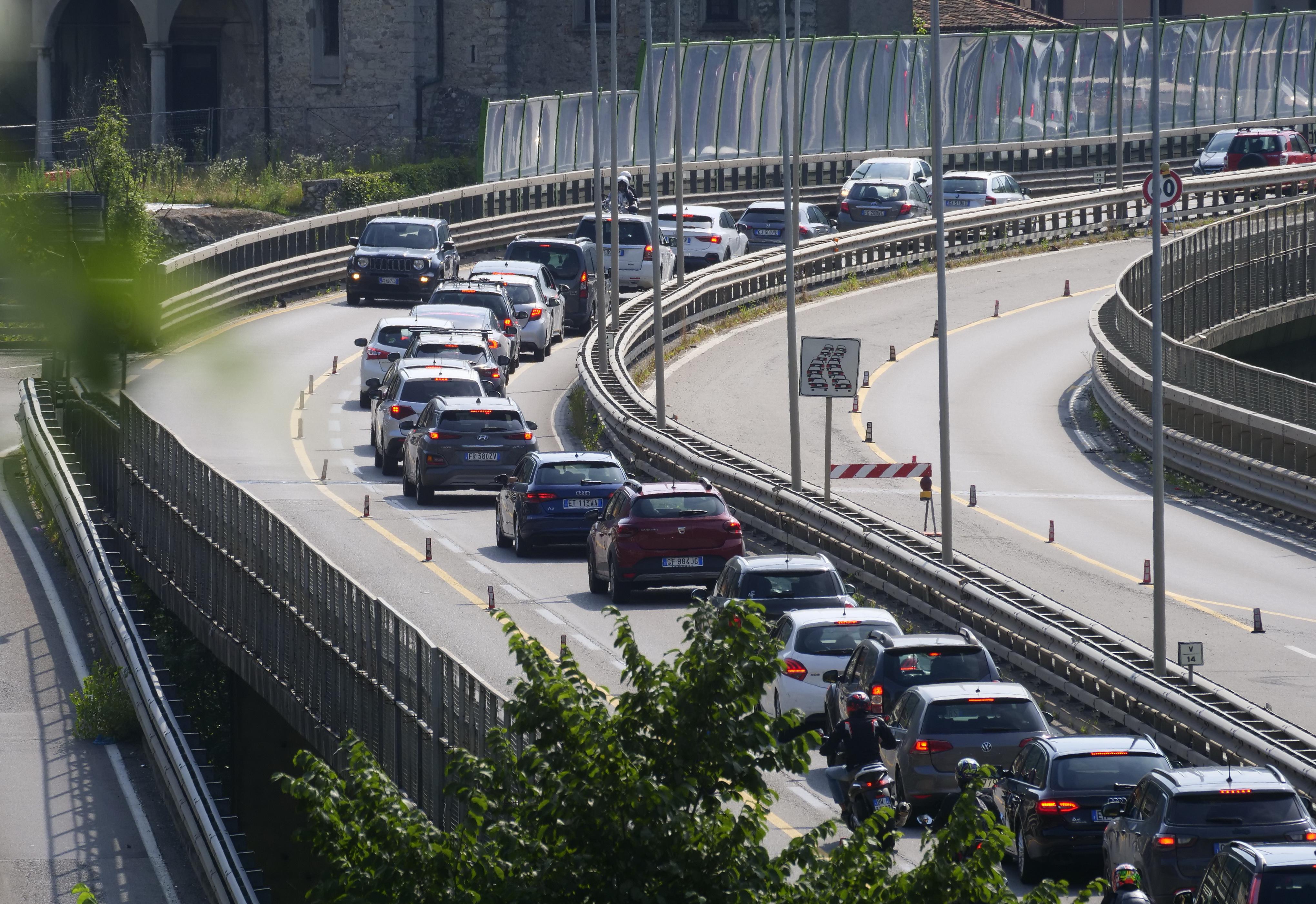 Traffico intenso per esodo estivo, domani partenze da bollino nero