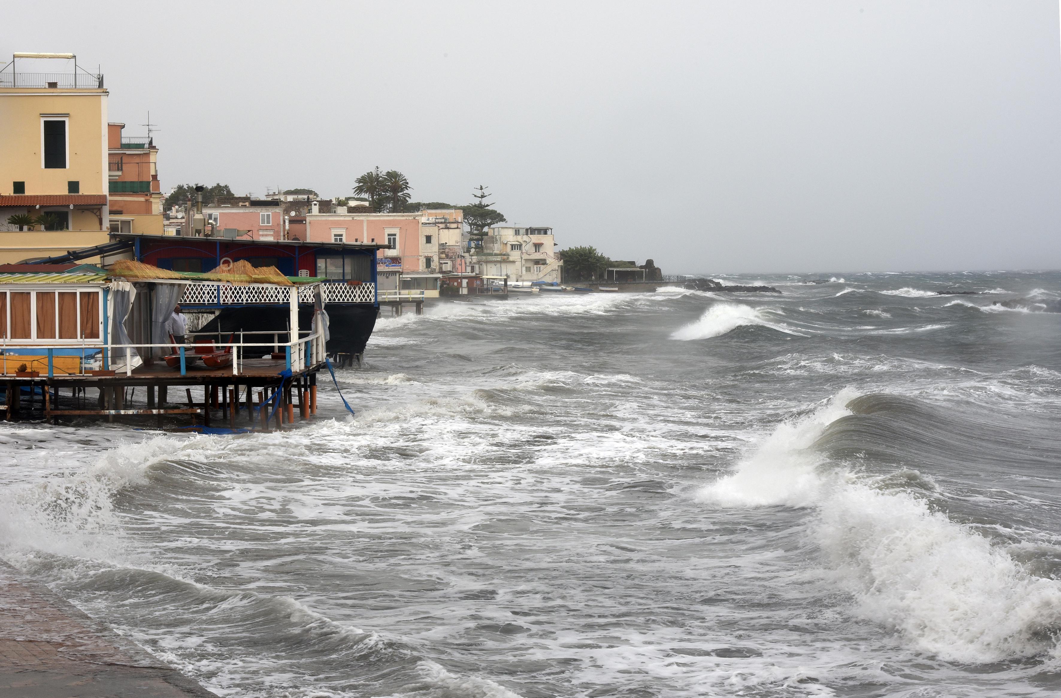 Trombe d'aria e nubifragi a Ischia, danni e disagi