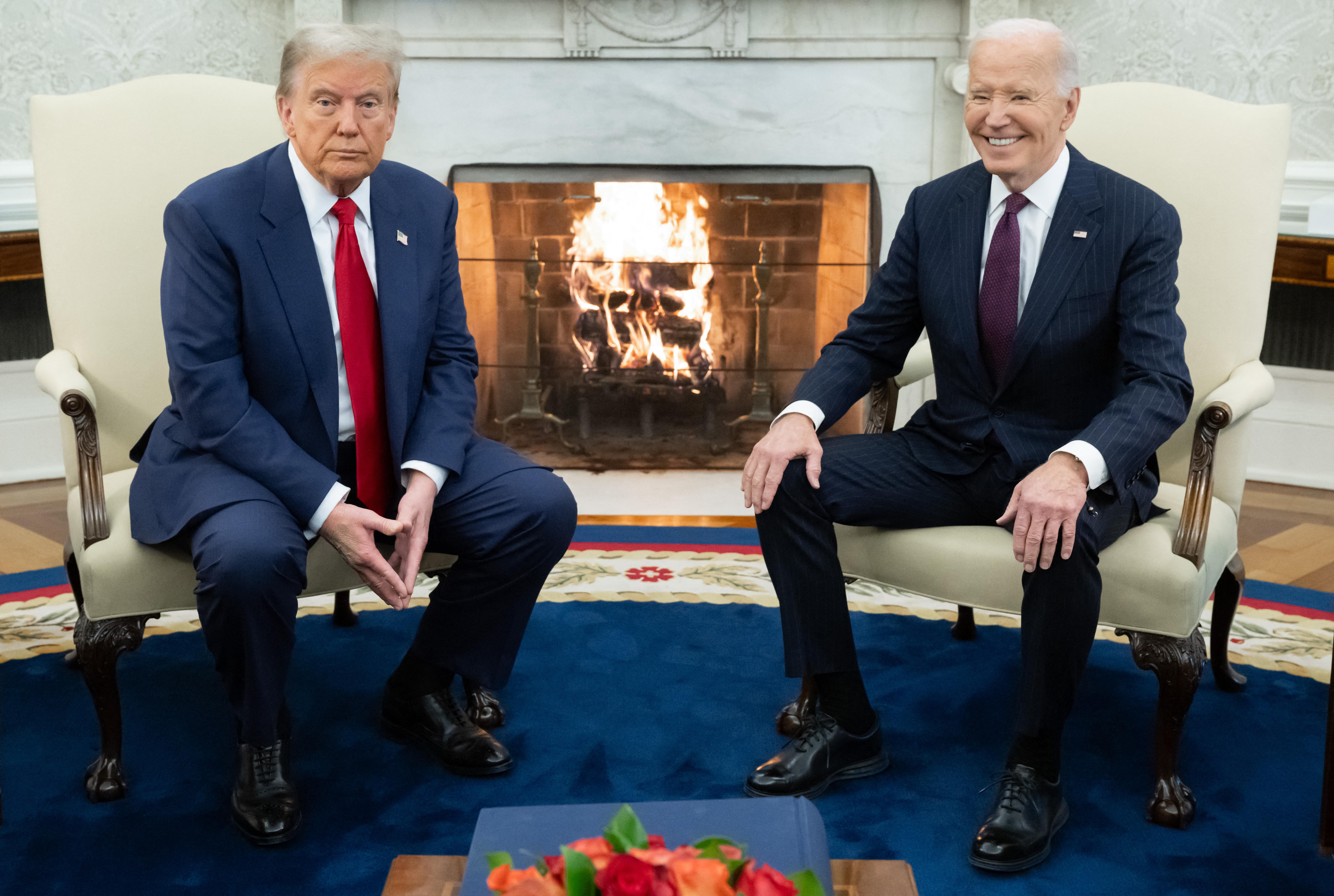 Trump alla Casa Bianca da Biden, stretta di mano e sorrisi - Video